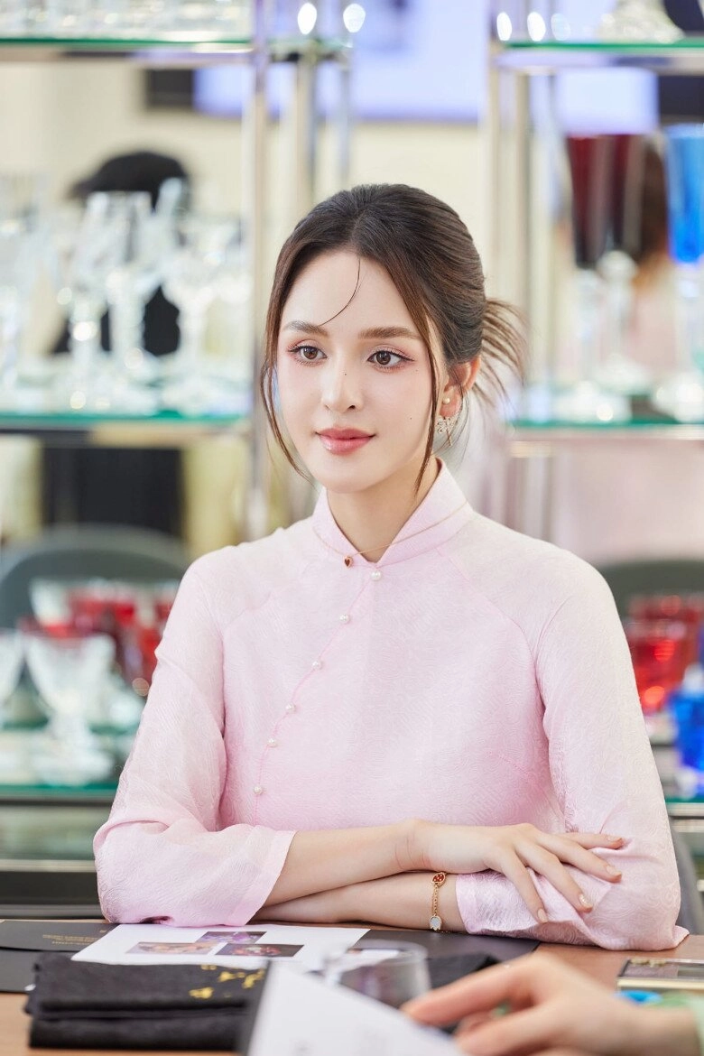 Nhan sắc cô bạn đi ăn đồ dát vàng cùng hoa hậu đỗ mỹ linh gia thế và vẻ đẹp không kém cạnh ai - 5