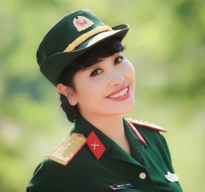 Nhan sắc đời thường trẻ trung của nữ tướng sân cỏ mang hàm đại tá làm tổng đạo diễn khối nghi trượng a80 - 1