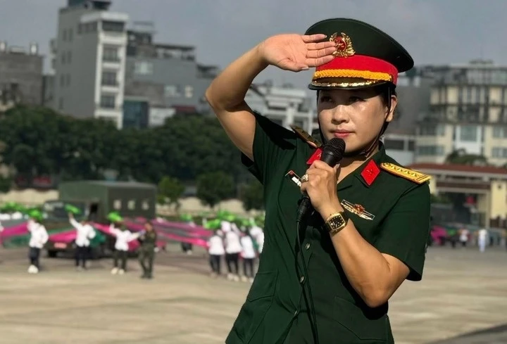 Nhan sắc đời thường trẻ trung của nữ tướng sân cỏ mang hàm đại tá làm tổng đạo diễn khối nghi trượng a80 - 2