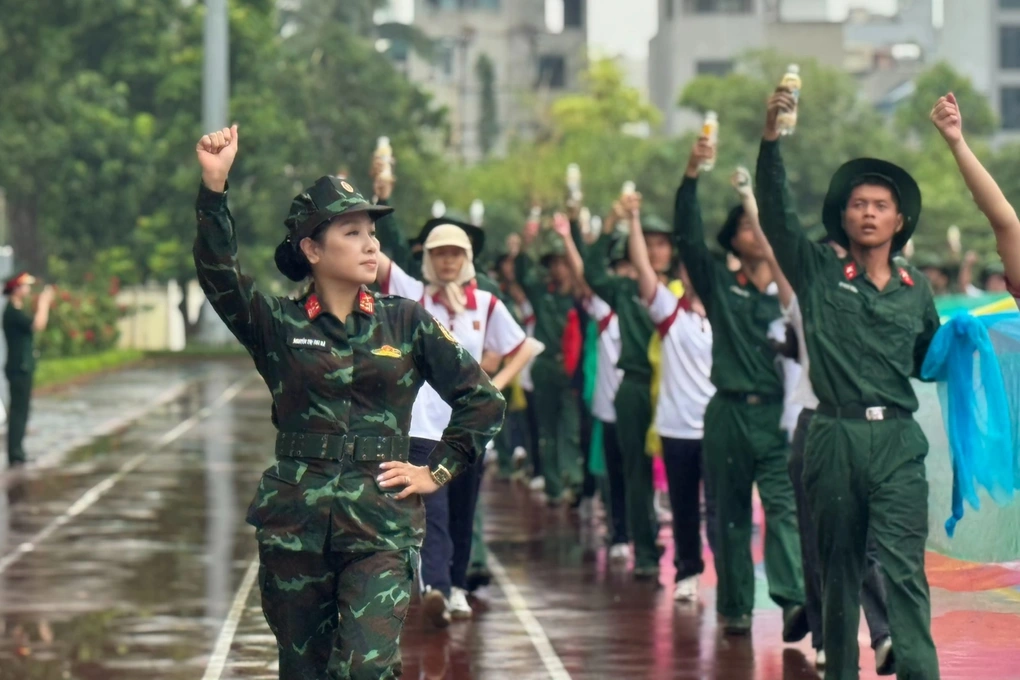 Nhan sắc đời thường trẻ trung của nữ tướng sân cỏ mang hàm đại tá làm tổng đạo diễn khối nghi trượng a80 - 3