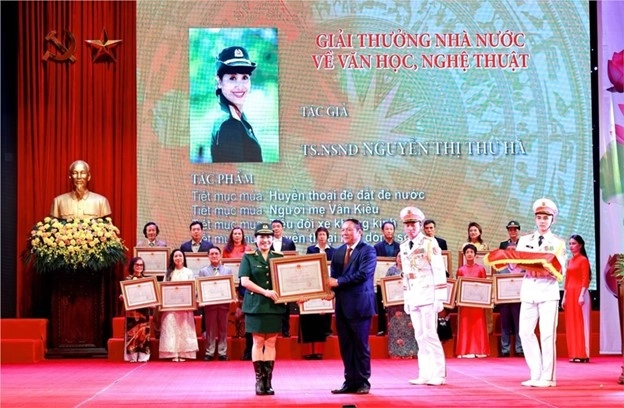 Nhan sắc đời thường trẻ trung của nữ tướng sân cỏ mang hàm đại tá làm tổng đạo diễn khối nghi trượng a80 - 5