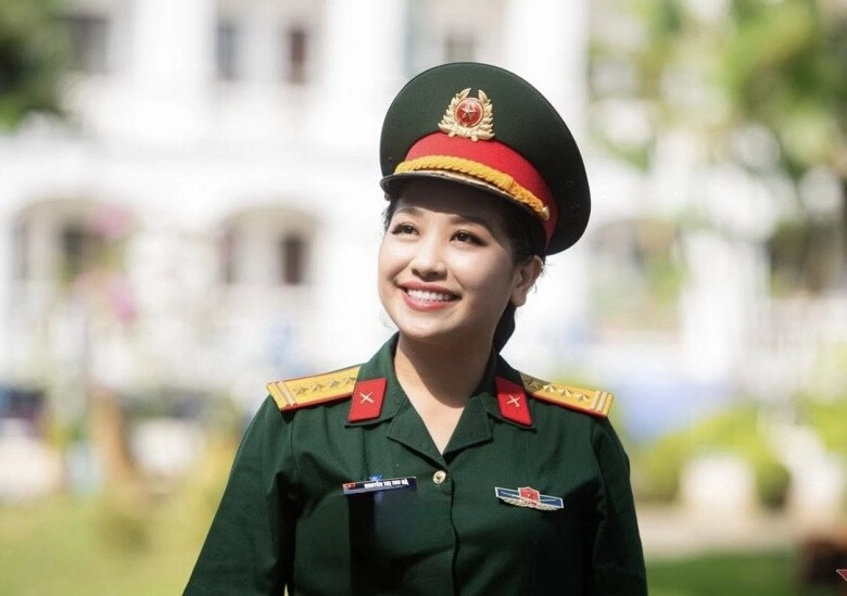 Nhan sắc đời thường trẻ trung của nữ tướng sân cỏ mang hàm đại tá làm tổng đạo diễn khối nghi trượng a80 - 6