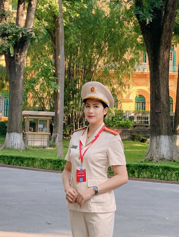 Nhan sắc nữ diễn viên mang quân hàm thiếu tá công an vừa đối đầu với phương oanh trong gió ngang khoảng trời xanh - 4