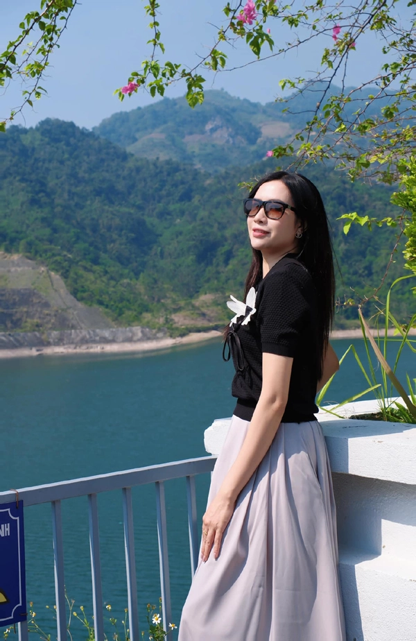 Nhan sắc nữ diễn viên mang quân hàm thiếu tá công an vừa đối đầu với phương oanh trong gió ngang khoảng trời xanh - 5
