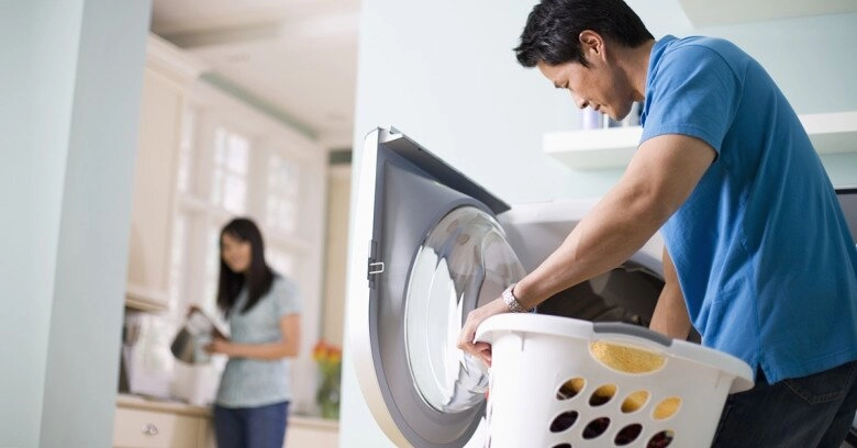 Nhìn cảnh em trai chồng lương tháng 100 triệu cặm cụi rửa bát tôi tủi thân đến mức bật khóc - 2
