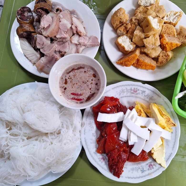 Nhóm anh tài chông gai thưởng thức món ngon trứ danh tại hà nội hoá ra là địa điểm gần 30 năm tuổi luôn chật kín khách - 5