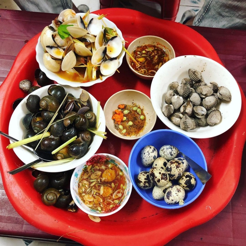 Nhộn nhịp phố ốc hồ tây menu toàn đặc sản giá chỉ vài chục nghìn góc view quán nào cũng xịn sò - 1