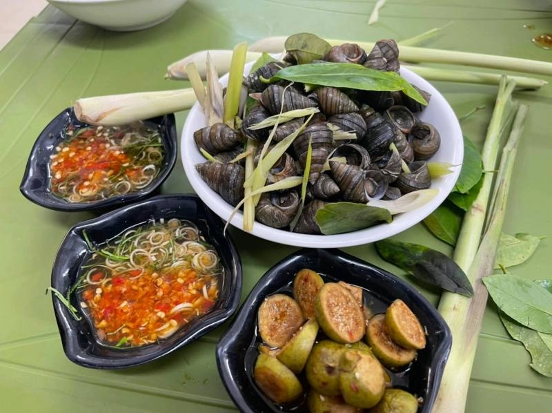 Nhộn nhịp phố ốc hồ tây menu toàn đặc sản giá chỉ vài chục nghìn góc view quán nào cũng xịn sò - 4