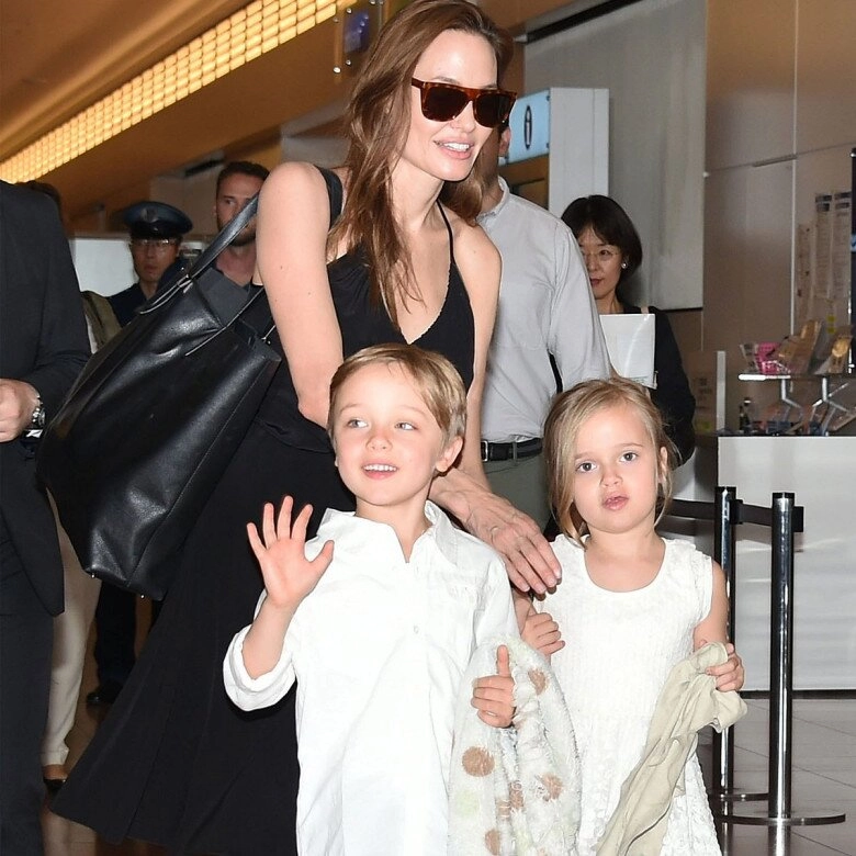 Những cặp sinh đôi đắt giá nhất showbiz ảnh của knox - vivienne nhà angelina jolie bán được hơn 300 tỷ đồng - 2