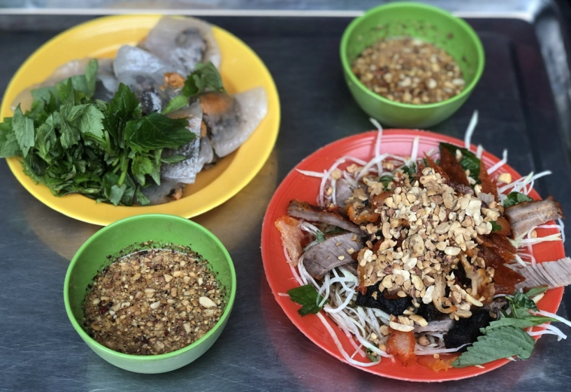 Những hàng quán bình dân quanh hàm cá mập - 6