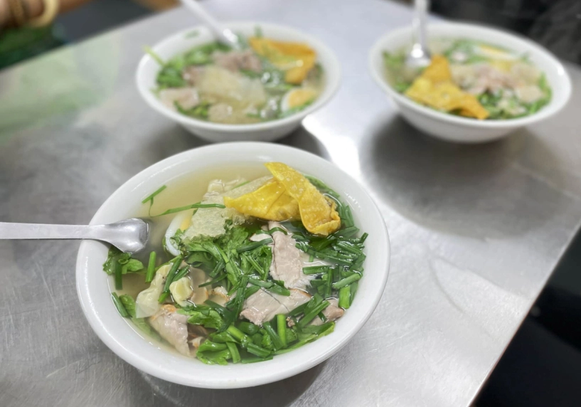 Những hàng quán bình dân quanh hàm cá mập - 8