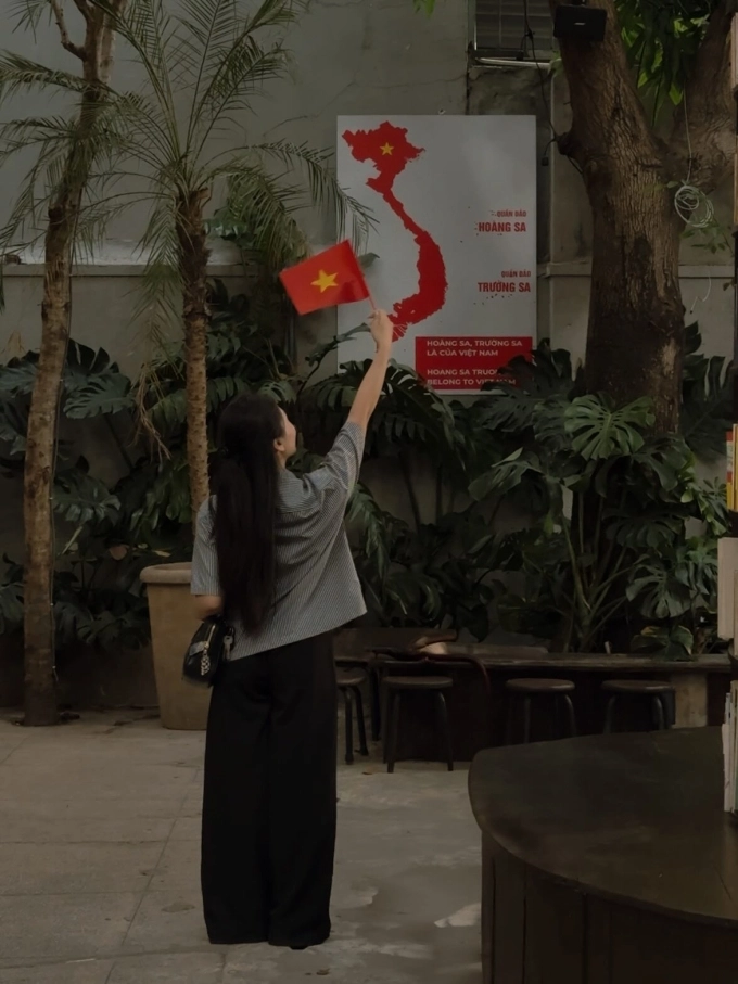 Những quán đồ uống ngập sắc cờ kỷ niệm 50 năm thống nhất đất nước - 4