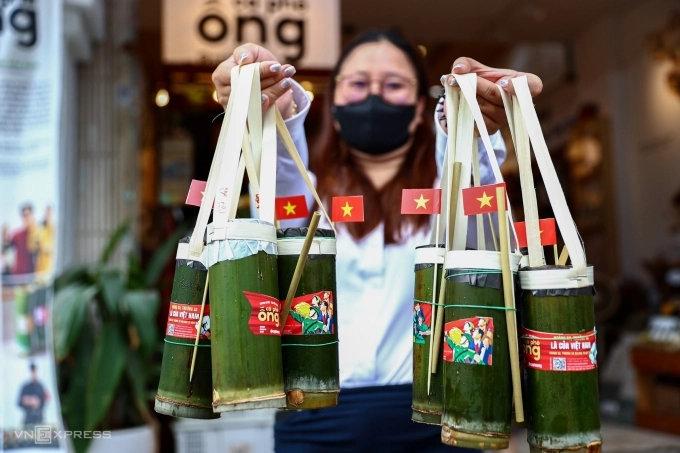 Những quán đồ uống ngập sắc cờ kỷ niệm 50 năm thống nhất đất nước - 5
