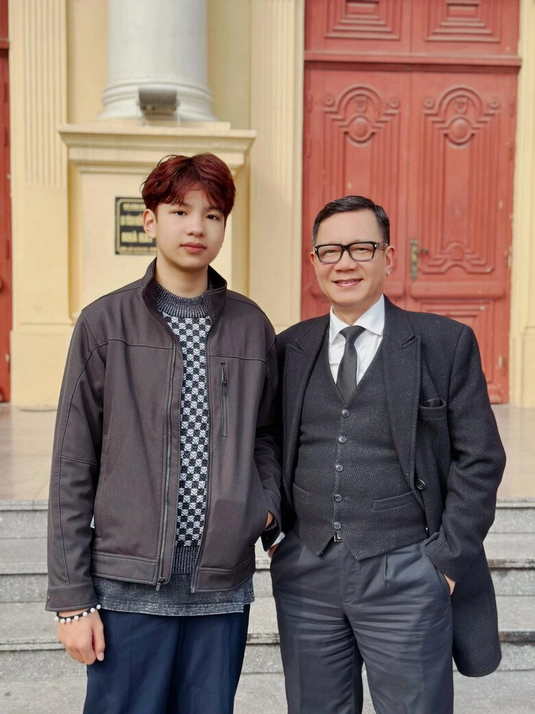 Nsnd mang hàm đại tá khoe con trai đỗ đại học luật hà nội quý tử trên 1m8 điển trai nhờ gen bố là nsưt - 4