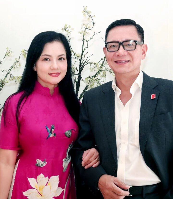 Nsnd mang hàm đại tá khoe con trai đỗ đại học luật hà nội quý tử trên 1m8 điển trai nhờ gen bố là nsưt - 8