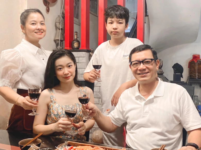 Nsnd mang hàm đại tá khoe con trai đỗ đại học luật hà nội quý tử trên 1m8 điển trai nhờ gen bố là nsưt - 10