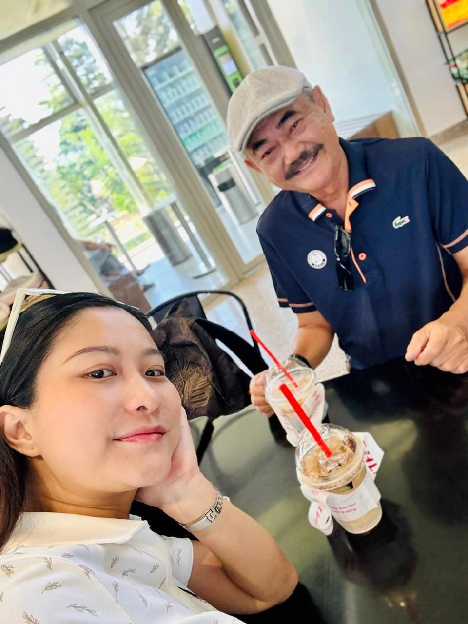 Nsnd việt anh công khai nắm tay bạn gái kém 36 tuổi đi sự kiện hết lòng chiều nửa kia vì cần người chăm lúc tuổi già - 6