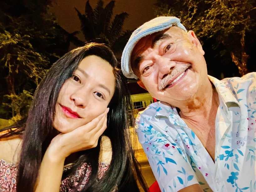 Nsnd việt anh công khai nắm tay bạn gái kém 36 tuổi đi sự kiện hết lòng chiều nửa kia vì cần người chăm lúc tuổi già - 9
