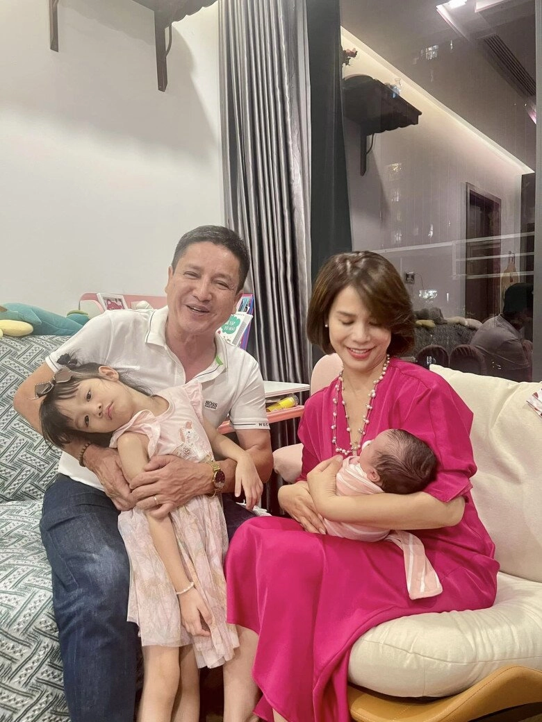 Nsưt chí trung có tình yêu trẻ con hay dỗi bên bạn gái á hậu nói người yêu kém 17 tuổi có tính chảnh chọe - 6