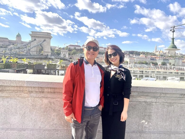 Nsưt chí trung sống bằng lương hưu lấy đâu ra tiền dẫn bạn gái kém 17 tuổi đi du lịch châu âu - 8