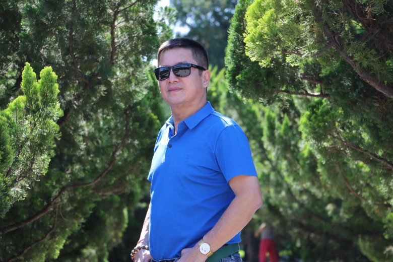 Nsưt chí trung vung tiền dẫn bạn gái á hậu đi mua sắm tôi còn mỗi một người thương mình cả nước ghét - 7