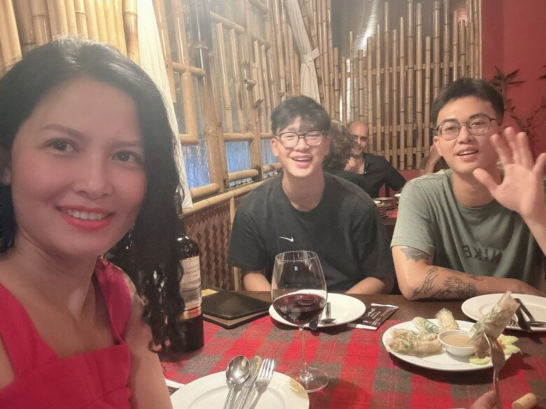 Nsưt là thứ trưởng bộ ngoại giao trong mưa đỏ ngoài đời làm mẹ đơn thân u50 xinh đẹp tràn màn hình - 2