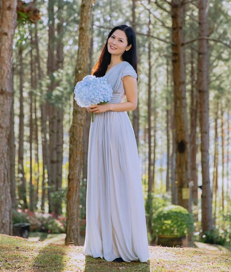 Nsưt là thứ trưởng bộ ngoại giao trong mưa đỏ ngoài đời làm mẹ đơn thân u50 xinh đẹp tràn màn hình - 3