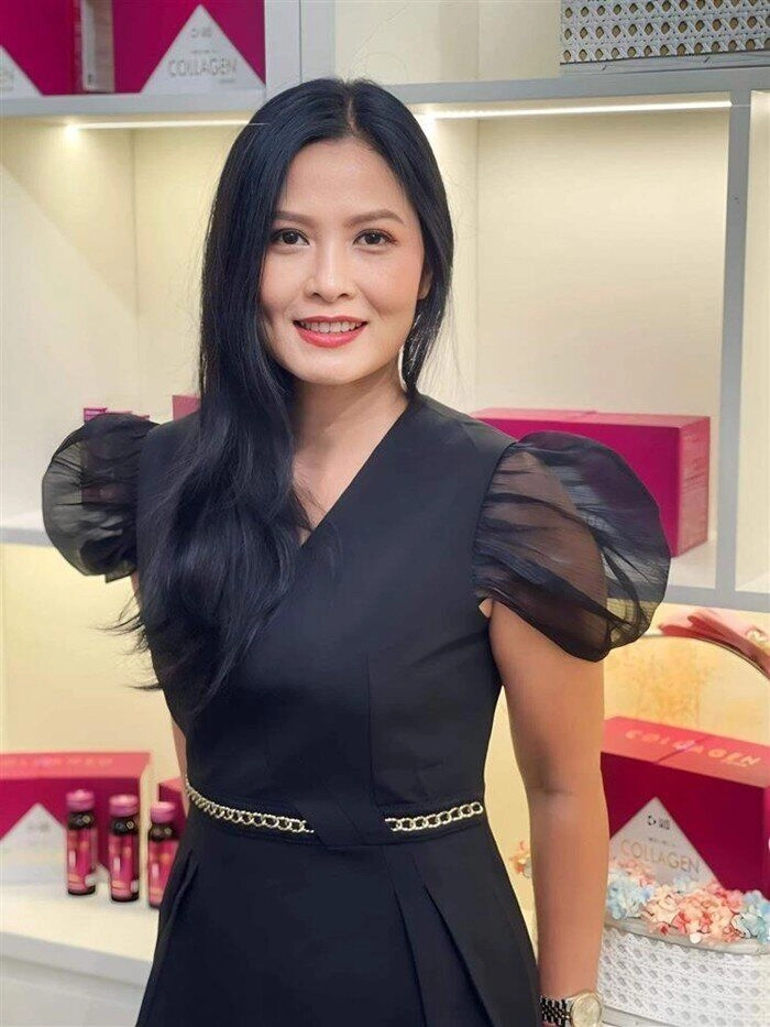 Nsưt là thứ trưởng bộ ngoại giao trong mưa đỏ ngoài đời làm mẹ đơn thân u50 xinh đẹp tràn màn hình - 4