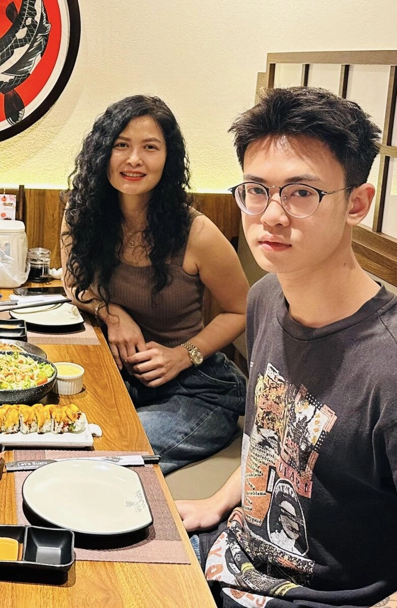 Nsưt là thứ trưởng bộ ngoại giao trong mưa đỏ ngoài đời làm mẹ đơn thân u50 xinh đẹp tràn màn hình - 5
