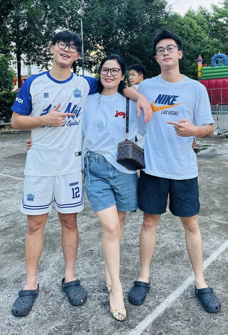 Nsưt là thứ trưởng bộ ngoại giao trong mưa đỏ ngoài đời làm mẹ đơn thân u50 xinh đẹp tràn màn hình - 7