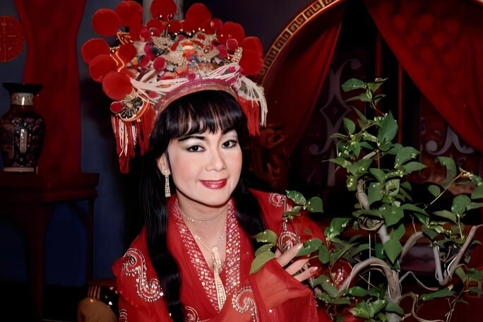 Nsưt là triệu phú ở tuổi 17 đẹp diễm lệ nhưng trắc trở ngày lấy được chồng lại tiếc nuối vì không kịp sinh con - 3