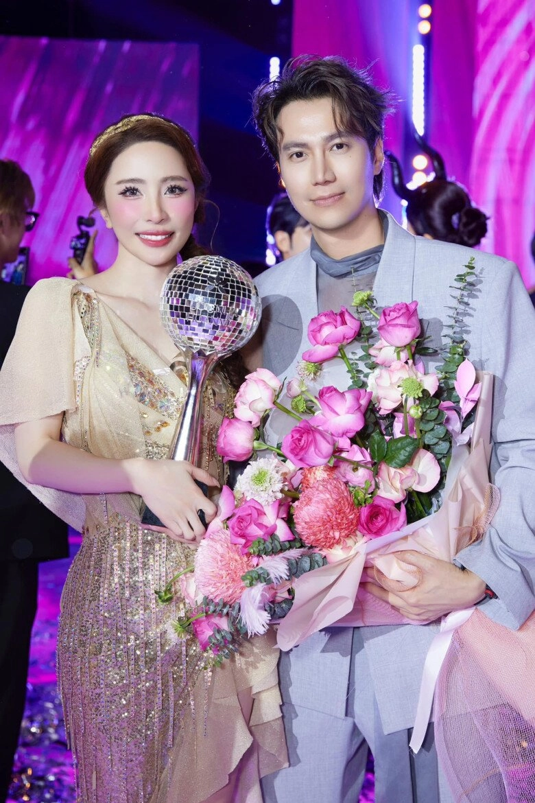 Nsưt việt anh lại gây chú ý khi xuất hiện ở sự kiện bởi vẻ ngoài bóng bẩy dính như sam với quỳnh nga - 5