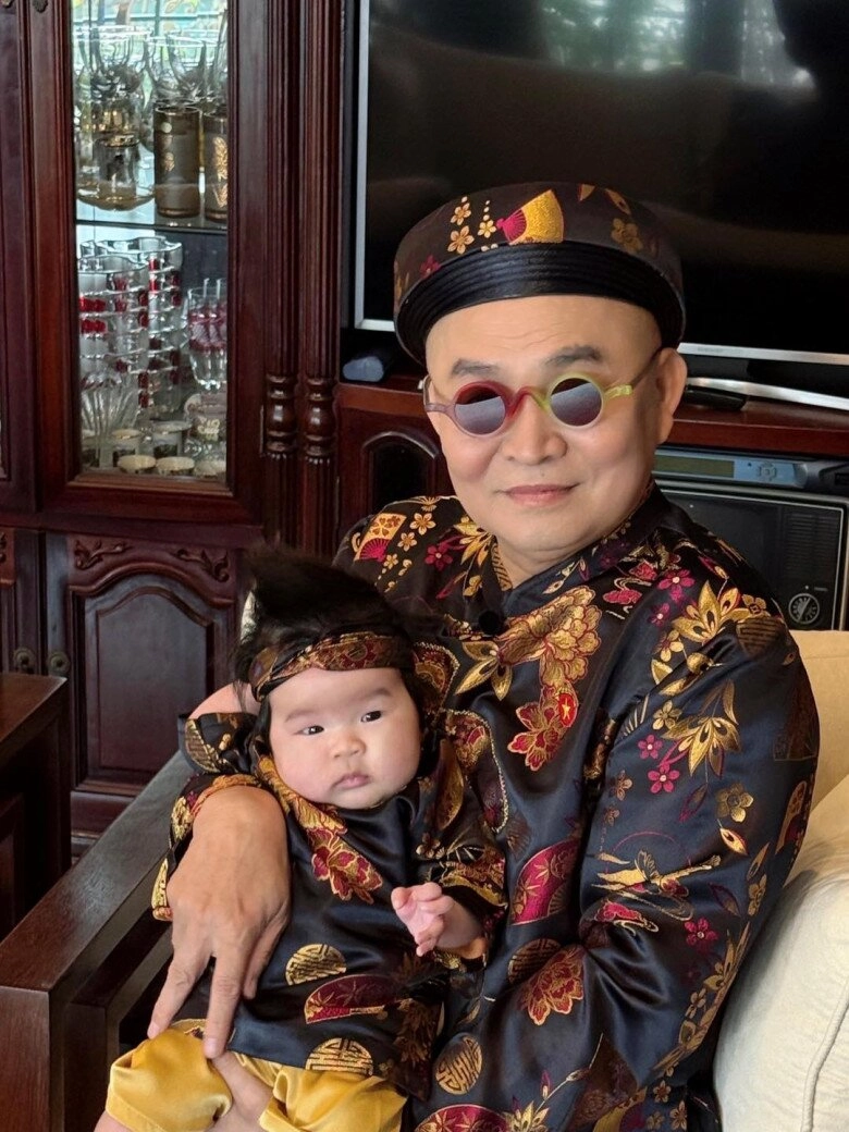 Nsưt xuân hinh sắm sửa đồ mới cùng cháu gái đón quốc khánh khoe tiểu công chúa bụ bẫm được ví như bản sao của ông ngoại - 2