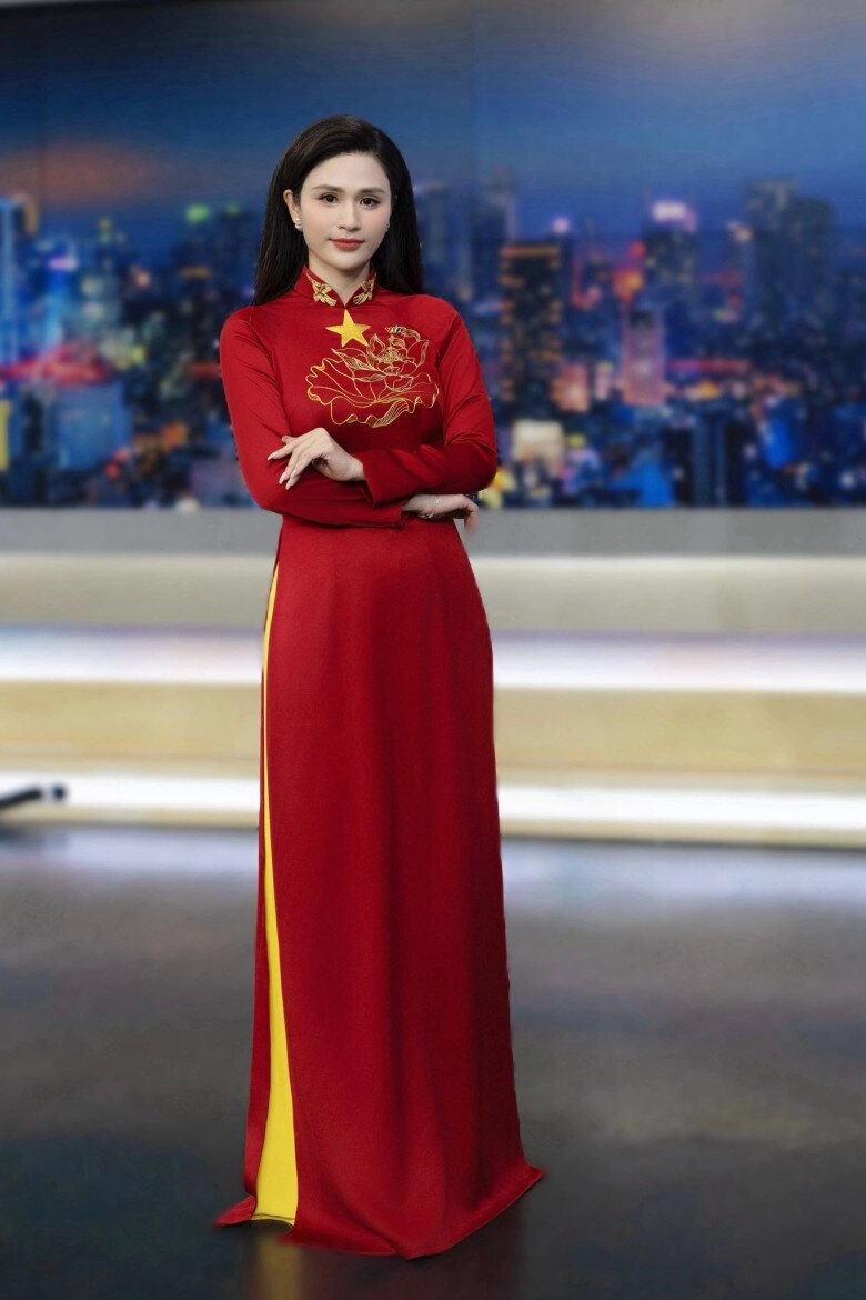 Nữ btv thời sự 19h gây sốt với chiếc áo dài đỏ kín tiếng đời tư ảnh ngoài đời cũng cực khí chất - 2