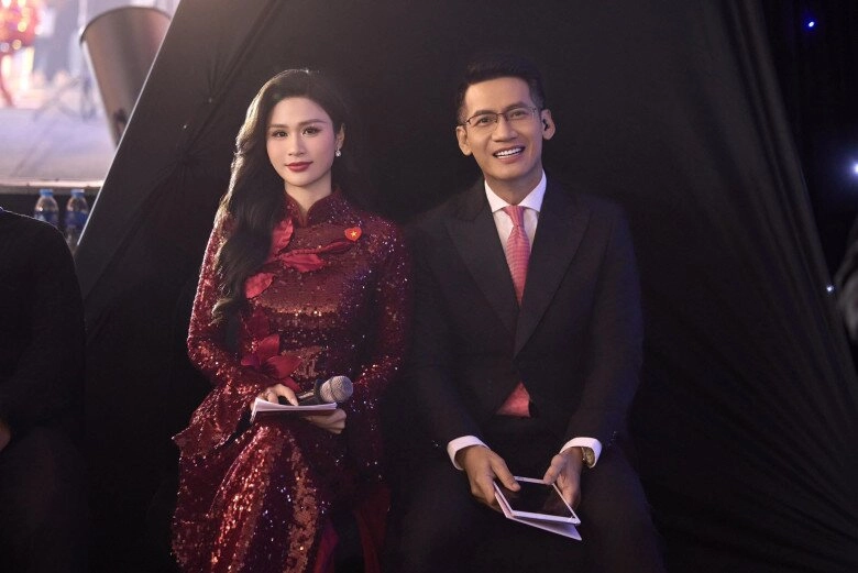 Nữ btv thời sự 19h gây sốt với chiếc áo dài đỏ kín tiếng đời tư ảnh ngoài đời cũng cực khí chất - 3