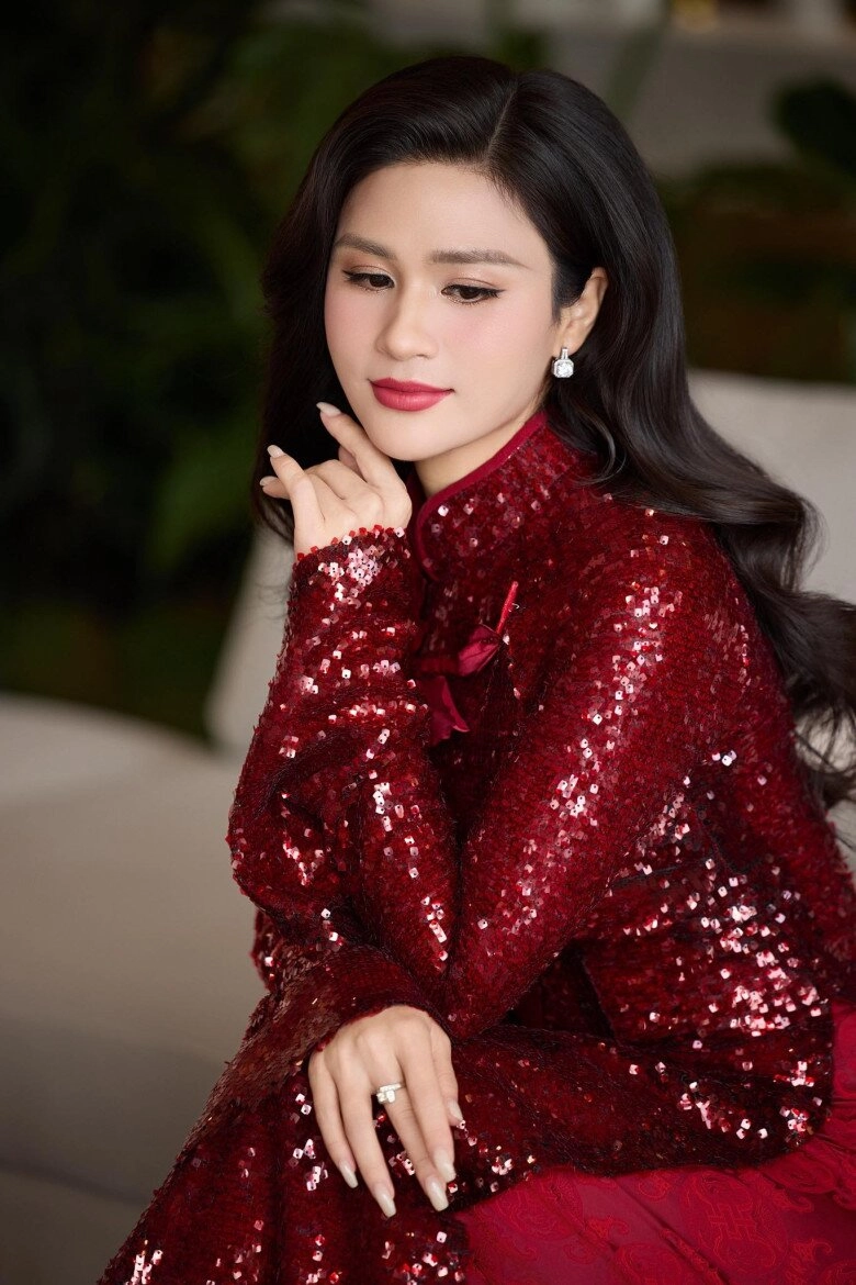 Nữ btv thời sự 19h gây sốt với chiếc áo dài đỏ kín tiếng đời tư ảnh ngoài đời cũng cực khí chất - 4
