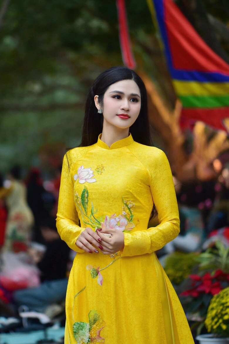 Nữ btv thời sự 19h gây sốt với chiếc áo dài đỏ kín tiếng đời tư ảnh ngoài đời cũng cực khí chất - 5