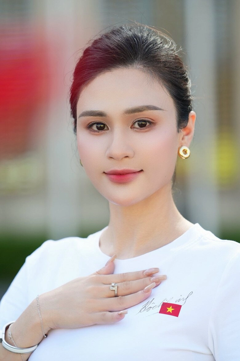 Nữ btv thời sự 19h gây sốt với chiếc áo dài đỏ kín tiếng đời tư ảnh ngoài đời cũng cực khí chất - 8