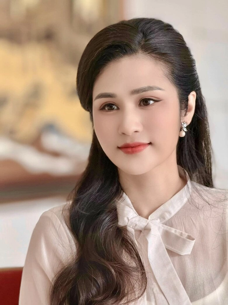 Nữ btv thời sự 19h gây sốt với chiếc áo dài đỏ kín tiếng đời tư ảnh ngoài đời cũng cực khí chất - 10