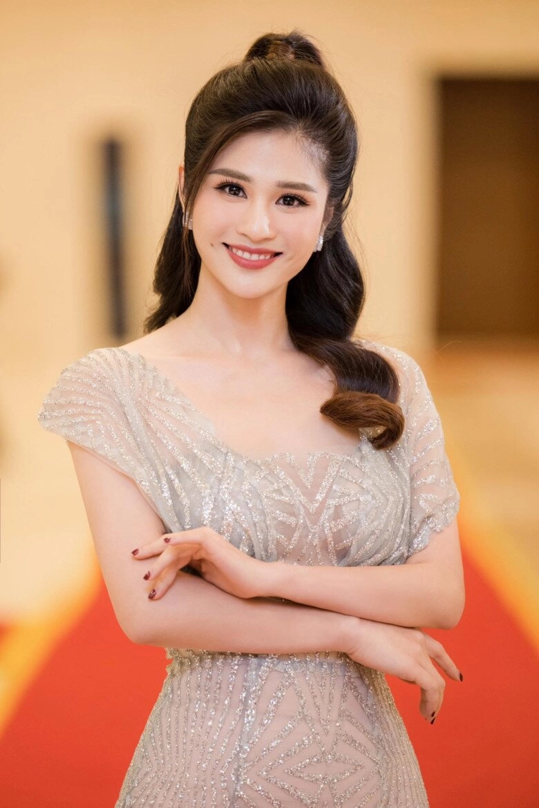 Nữ btv thời sự 19h gây sốt với chiếc áo dài đỏ kín tiếng đời tư ảnh ngoài đời cũng cực khí chất - 12