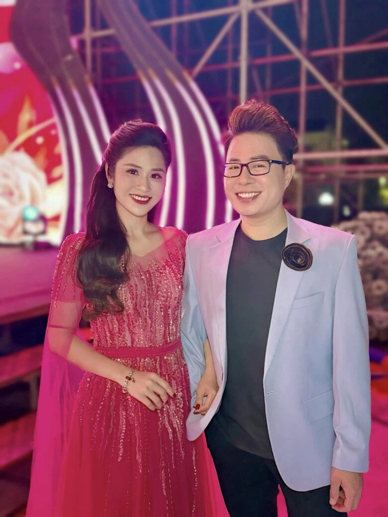 Nữ btv thời sự 19h gây sốt với chiếc áo dài đỏ kín tiếng đời tư ảnh ngoài đời cũng cực khí chất - 13