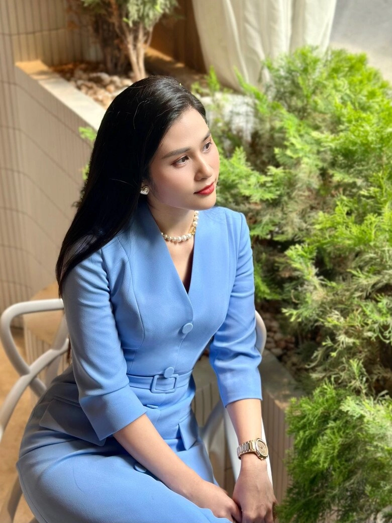 Nữ btv thời sự 19h gây sốt với chiếc áo dài đỏ kín tiếng đời tư ảnh ngoài đời cũng cực khí chất - 16