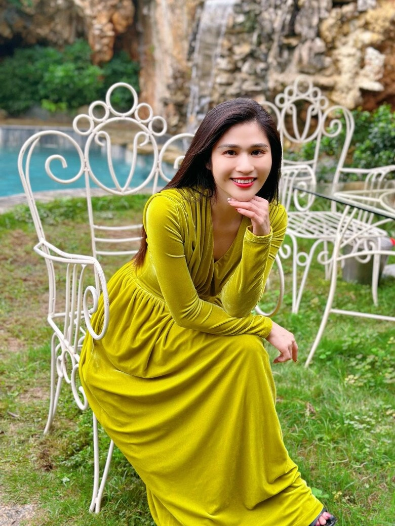 Nữ btv thời sự 19h gây sốt với chiếc áo dài đỏ kín tiếng đời tư ảnh ngoài đời cũng cực khí chất - 22