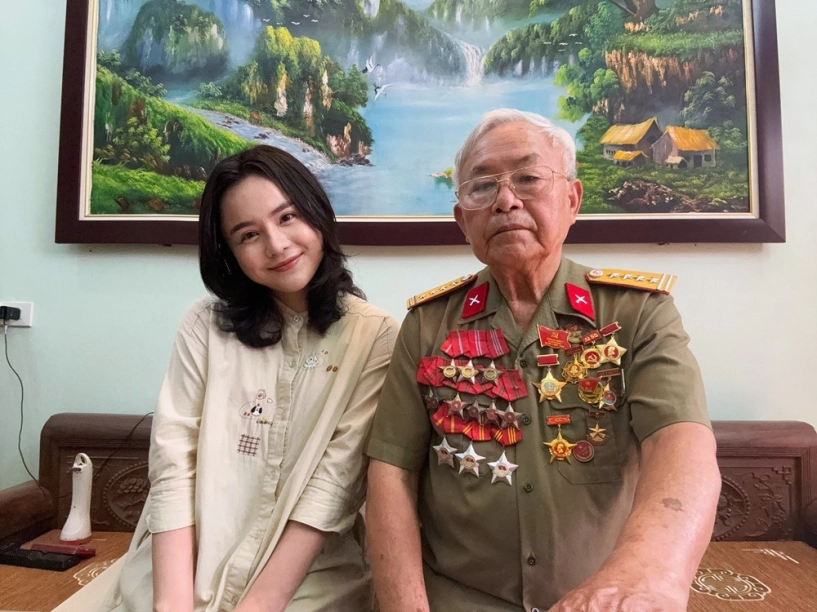 Nữ ca sĩ nổi tiếng tiết lộ mối tình đẹp của người cha đại tá giữa thời chiến - 1