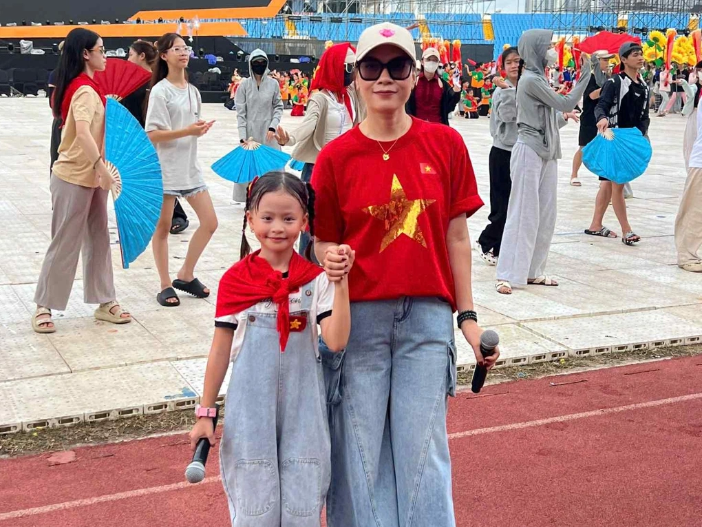Nữ ca sĩ vừa cất tiếng hát khiến cả nước rưng rưng trong a80 u50 như lão hóa ngược có mẹ là hoa khôi xứ quảng - 1