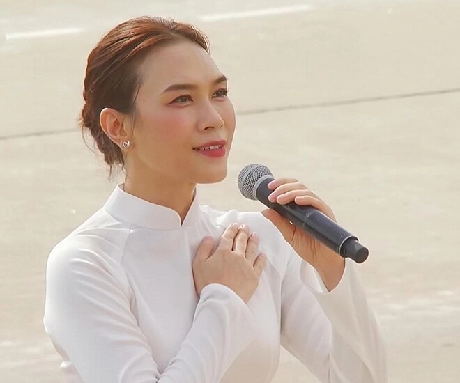 Nữ ca sĩ vừa cất tiếng hát khiến cả nước rưng rưng trong a80 u50 như lão hóa ngược có mẹ là hoa khôi xứ quảng - 2