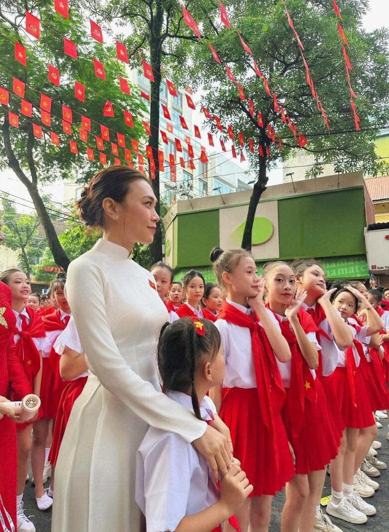 Nữ ca sĩ vừa cất tiếng hát khiến cả nước rưng rưng trong a80 u50 như lão hóa ngược có mẹ là hoa khôi xứ quảng - 3