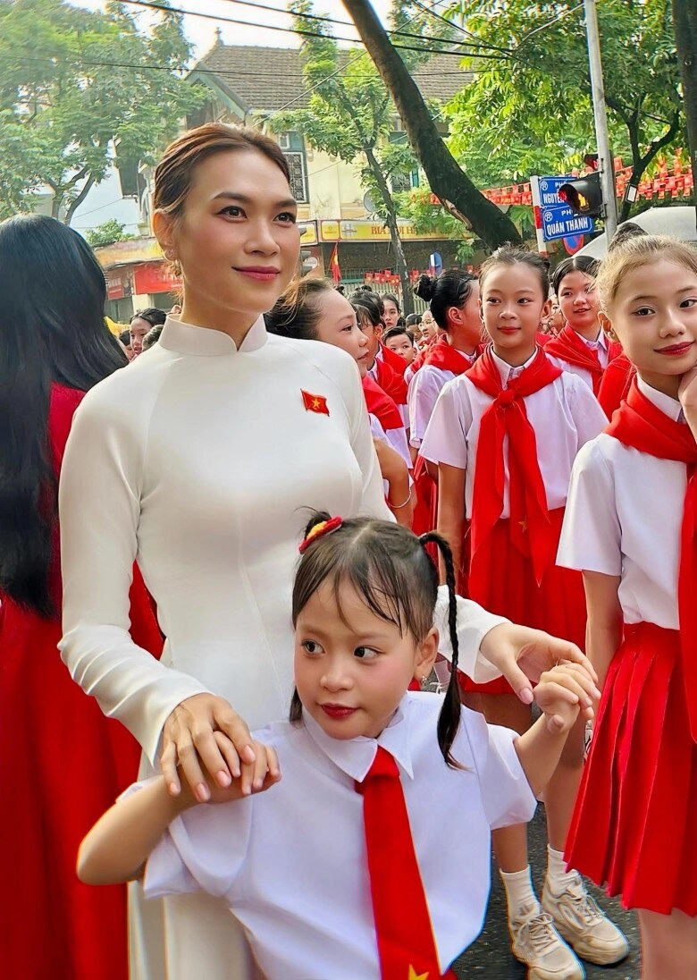 Nữ ca sĩ vừa cất tiếng hát khiến cả nước rưng rưng trong a80 u50 như lão hóa ngược có mẹ là hoa khôi xứ quảng - 4