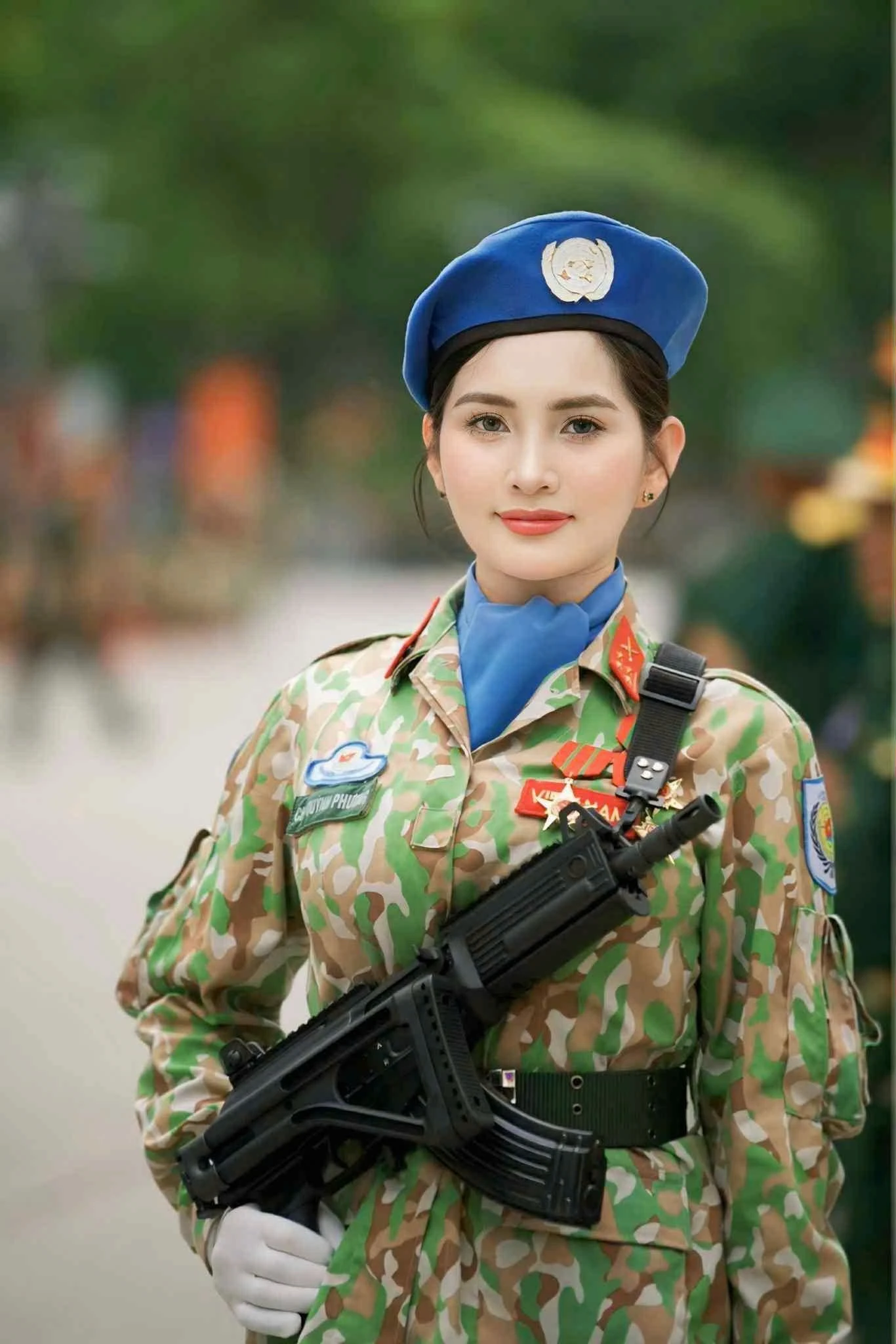 Nữ chiến sĩ bảo vệ quân kỳ flex nhà 3 đời tham gia diễu binh nhan sắc ngoài đời quyến rũ khó cưỡng - 2