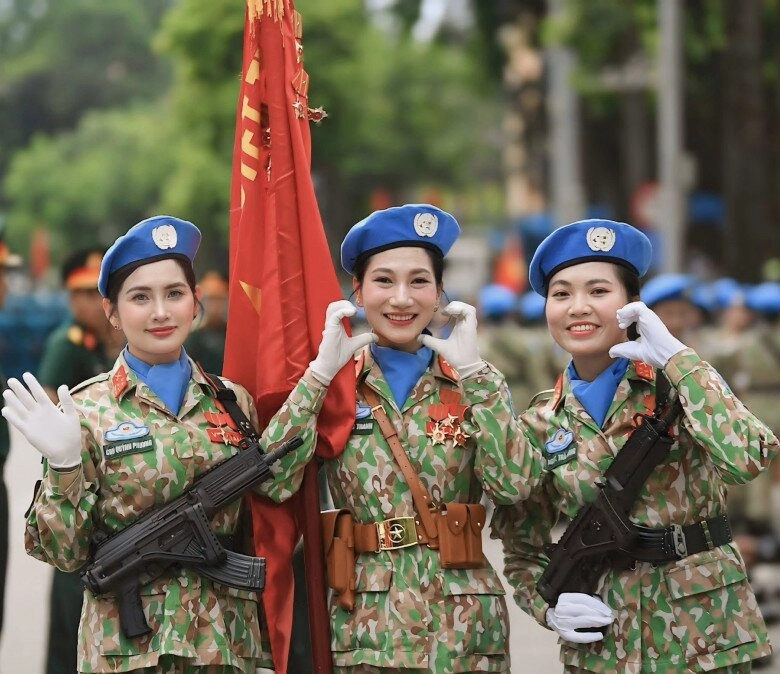 Nữ chiến sĩ bảo vệ quân kỳ flex nhà 3 đời tham gia diễu binh nhan sắc ngoài đời quyến rũ khó cưỡng - 3